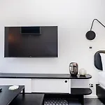 Flamingo 806 - Top Floor Sea Point Mountain Facing Studio With Daily Housekeeping