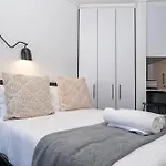 Flamingo 806 - Top Floor Sea Point Mountain Facing Studio With Daily Housekeeping